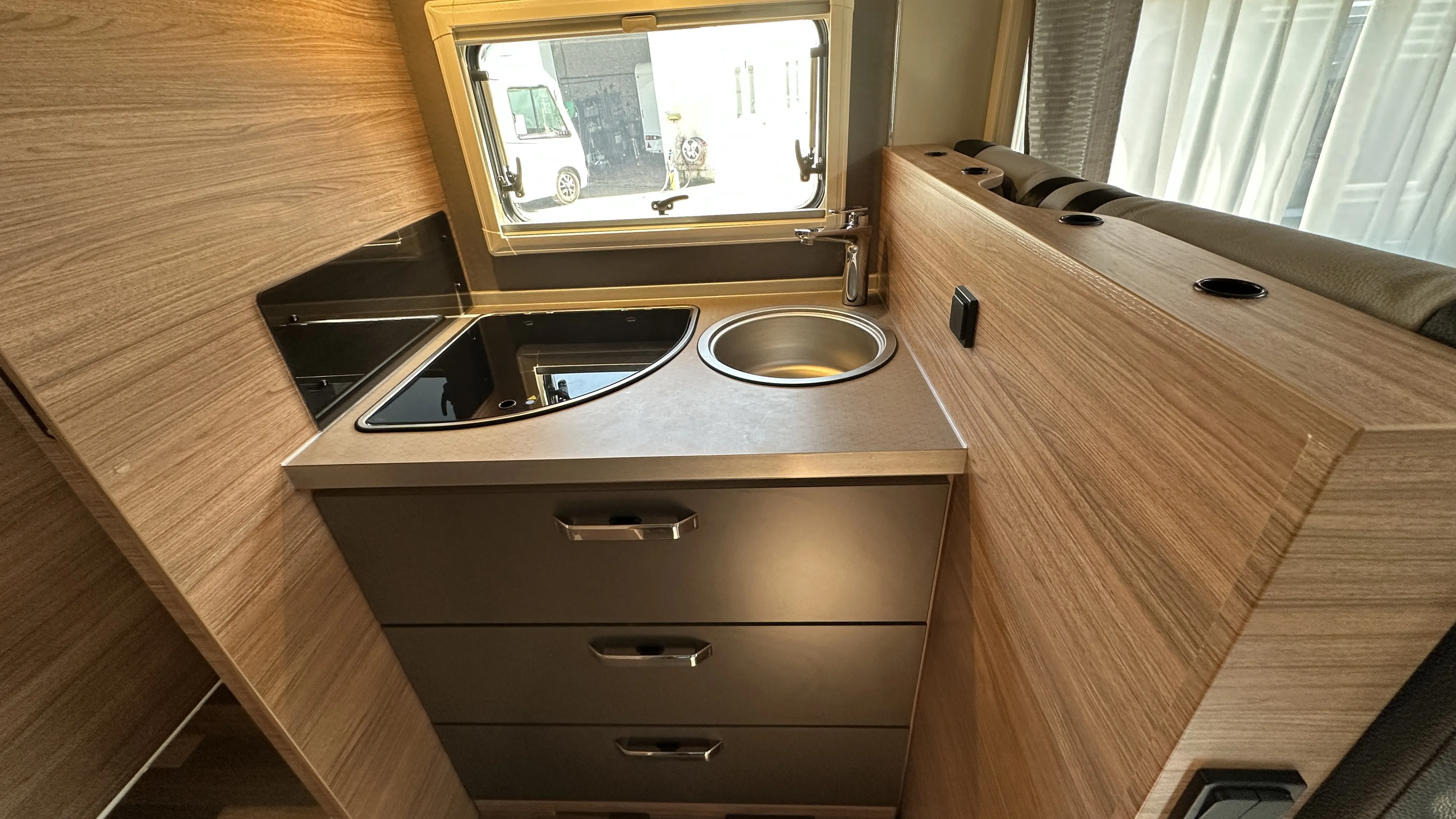 Weinsberg CaraSuite 650 MEG - 4817 - Miet 56 (14).JPG