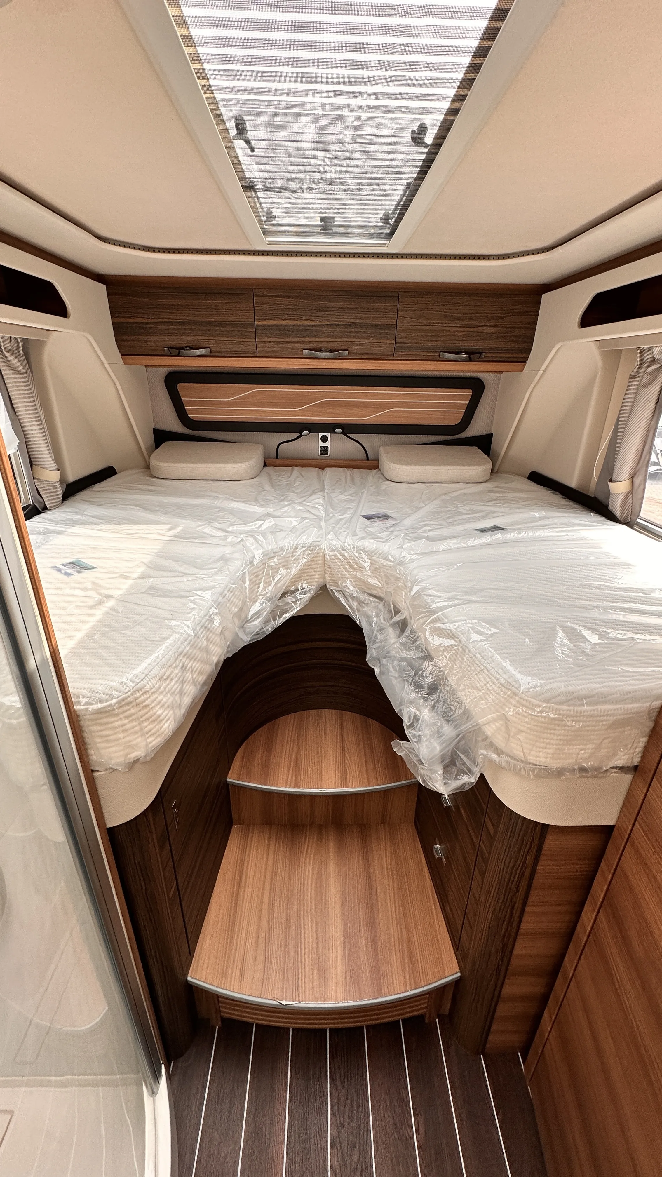 Knaus Sun I 900 LEG  4743 -Dark Coffee  (7).JPG