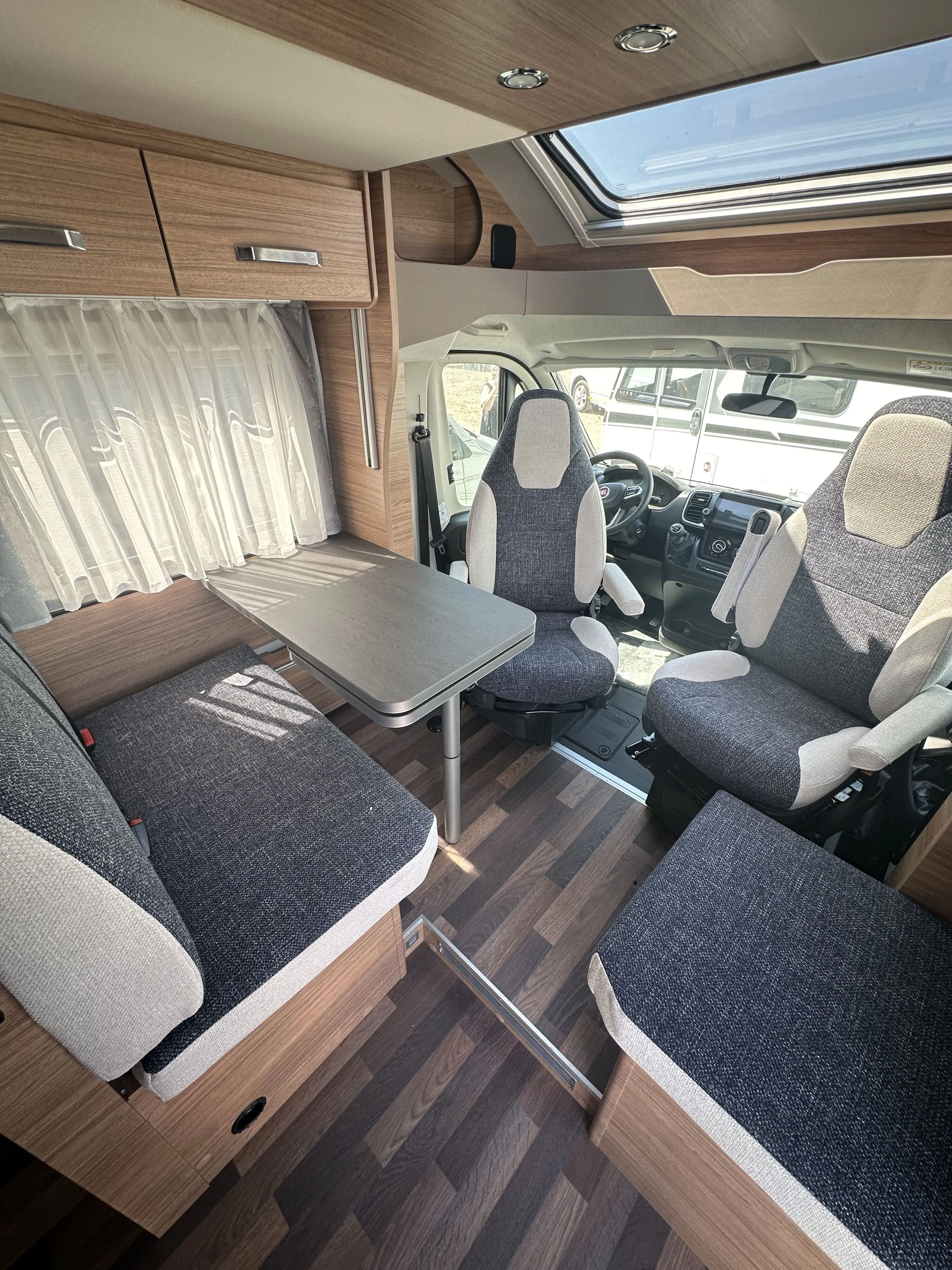 WB CaraSuite 700 MEG 4657  (7)0.JPG