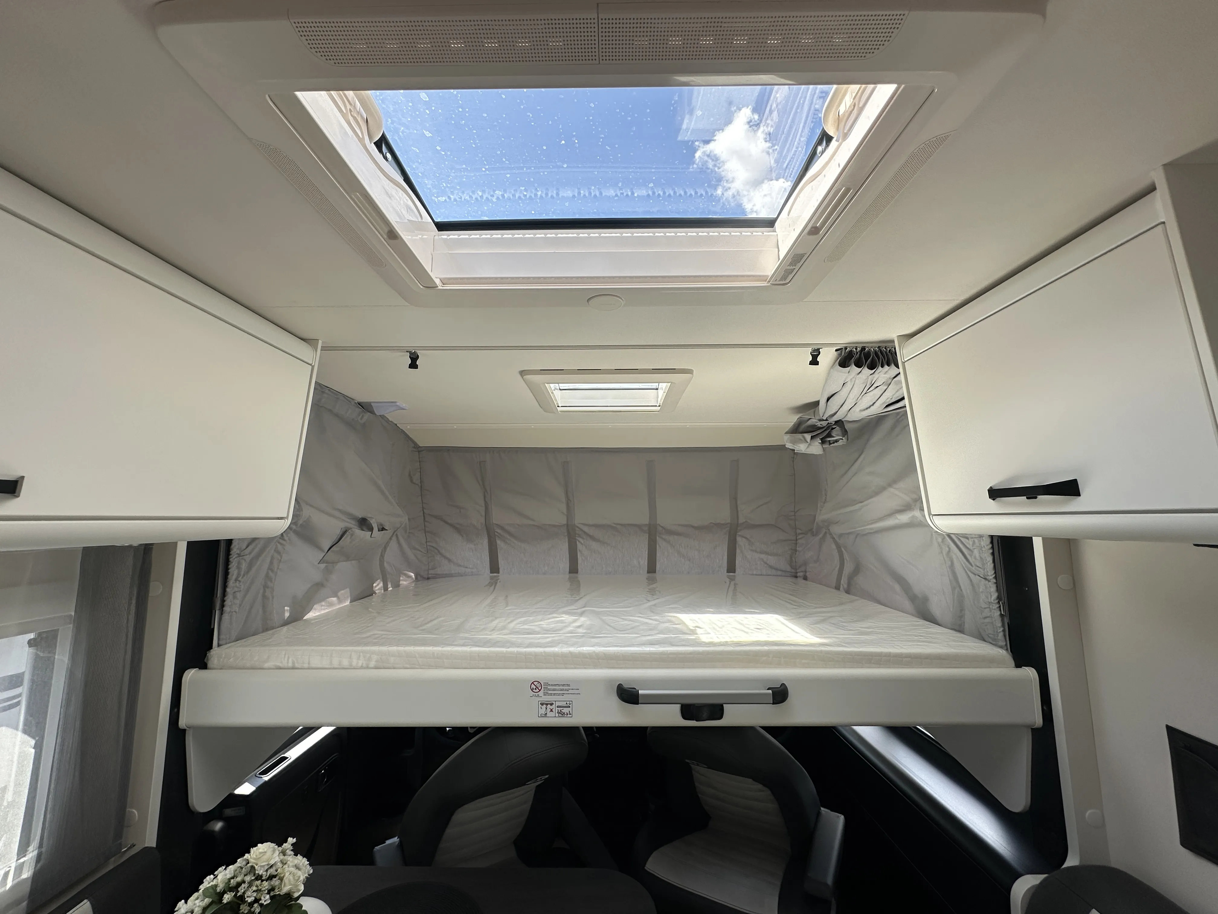 Sunlight I 69 L - 5226  Adv. (22).JPG
