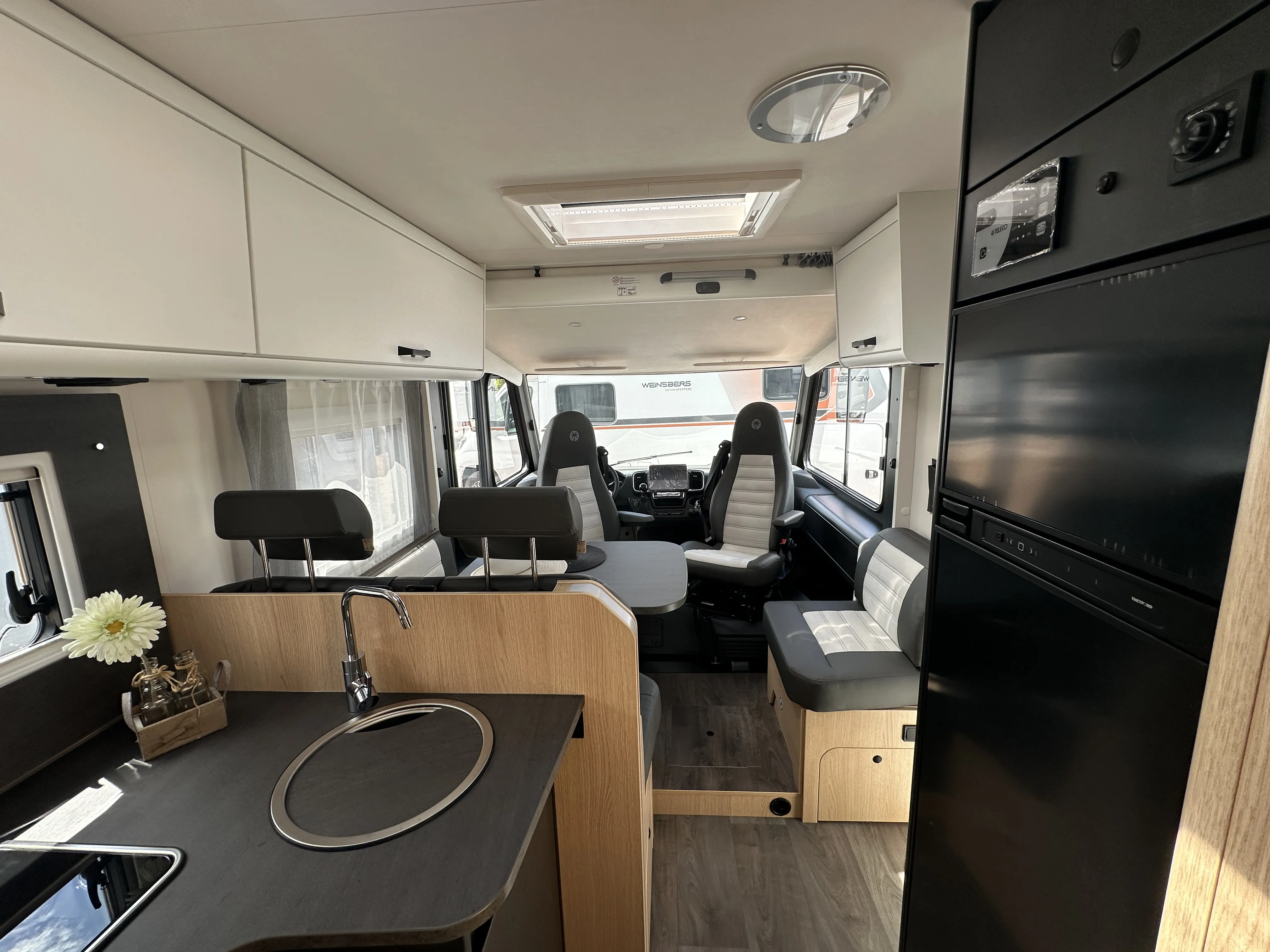 Sunlight I 69 L - 5226  Adv. (9).JPG
