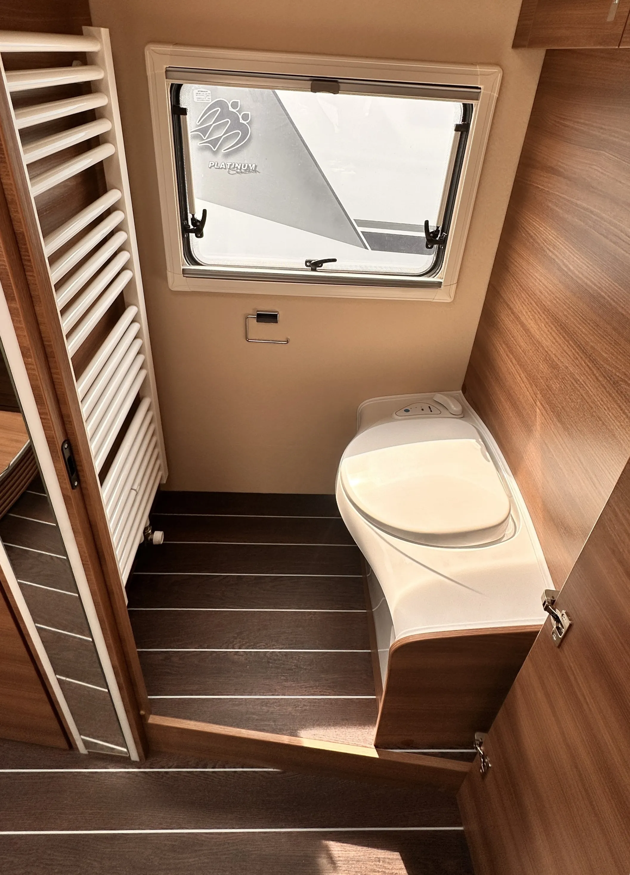 Knaus Sun I 900 LEG  4743 -Dark Coffee  (11).JPG