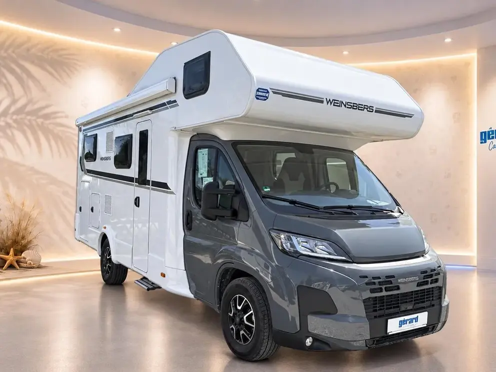 Weinsberg Wohnmobil im modernen Showroom.47382083.png