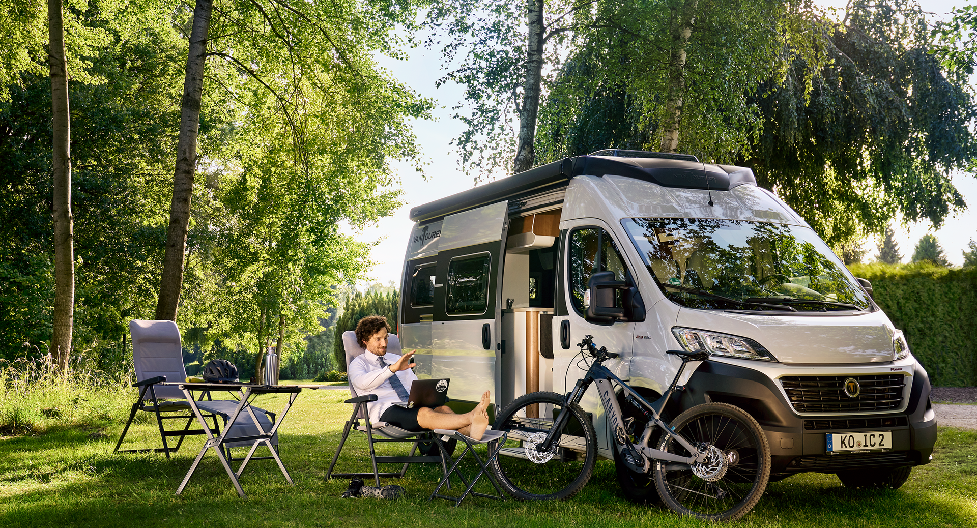 Ein digitaler Nomade nutzt seinen Camper-Van, um Arbeit und Reisen zu verbinden.