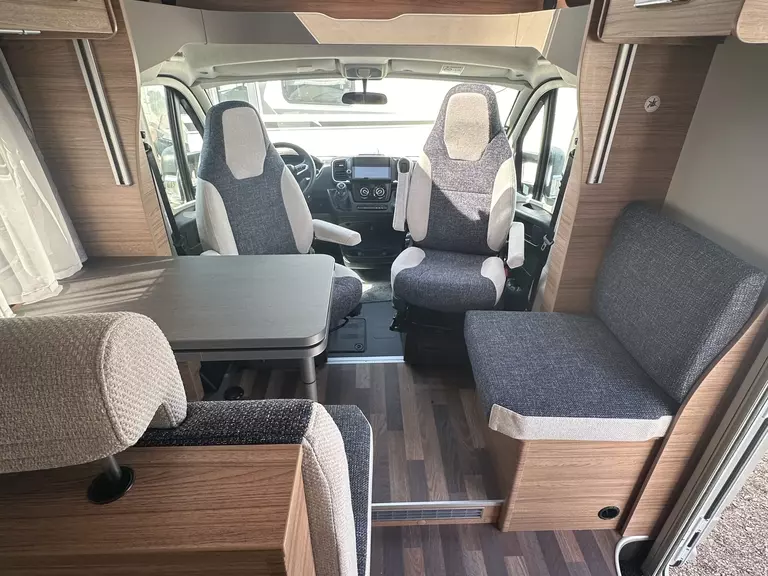 WB CaraSuite 700 MEG 4657  (8).JPG