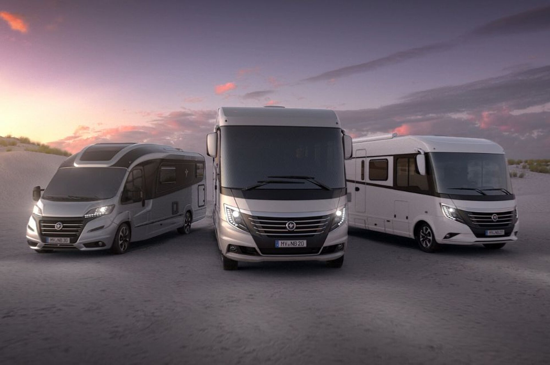 Wohnmobile in den Dünen während der Abendstimmung.