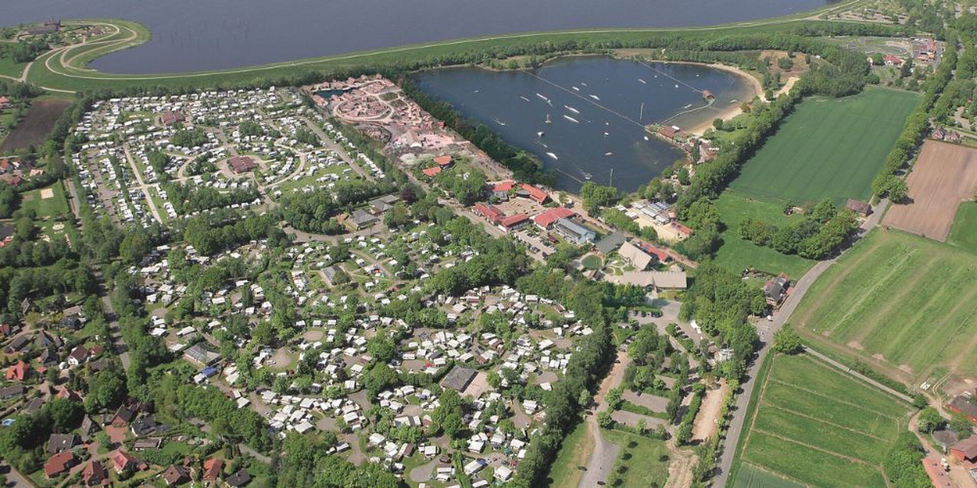 Luftaufnahme des Campingplatzes am See