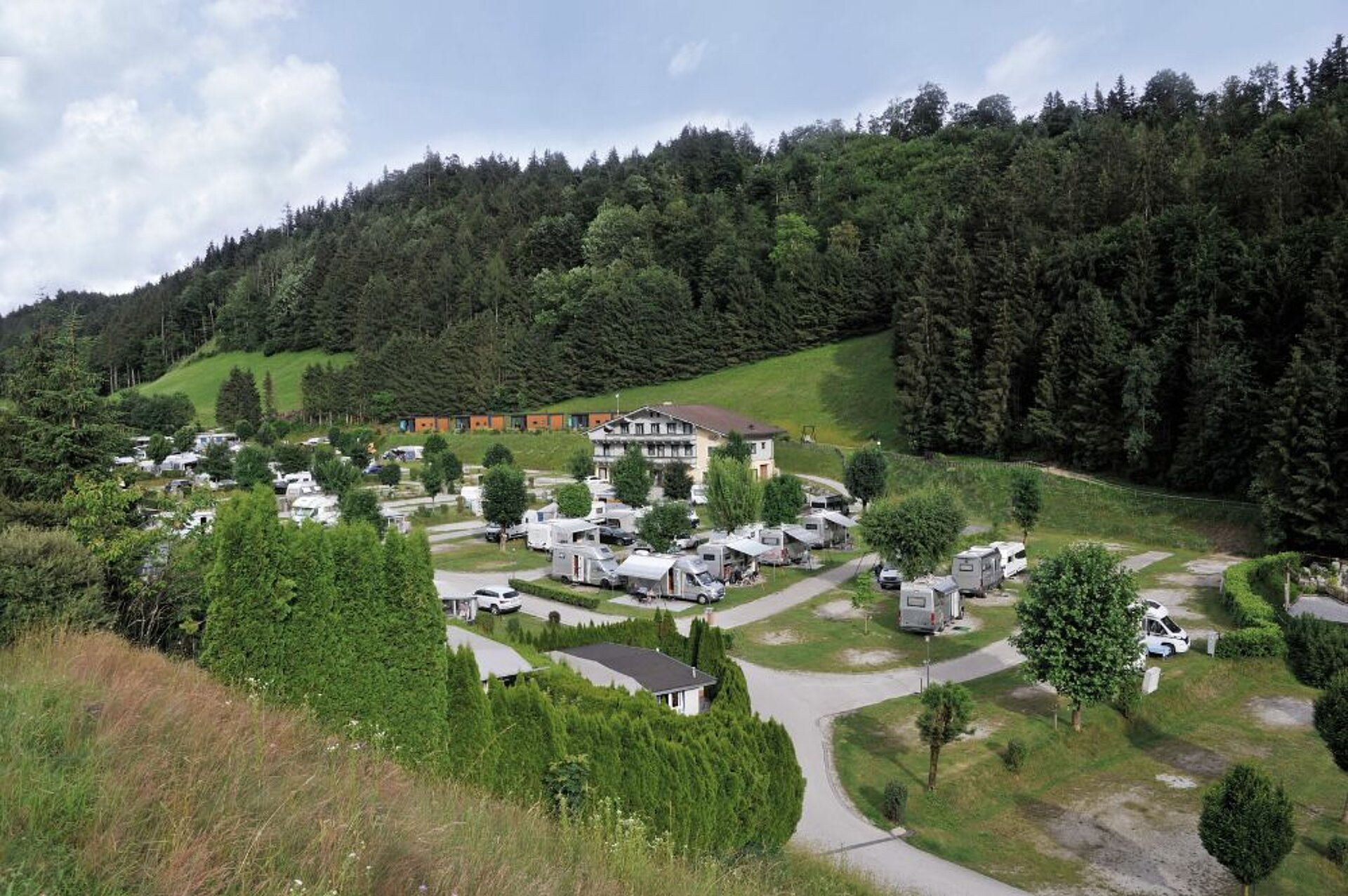 Ein Campingplatz von oben mit Haupthaus