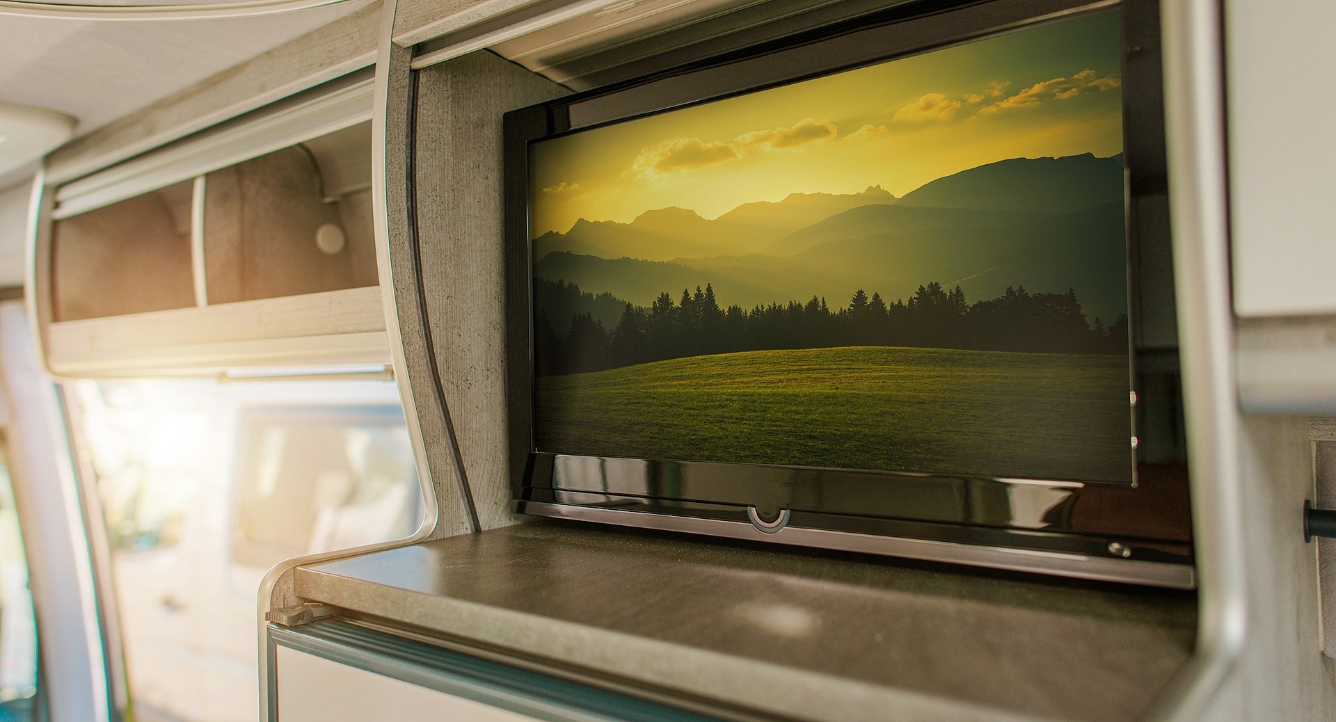 Ein Flachbildfernseher hängt an der Wand in einem Reisemobil.