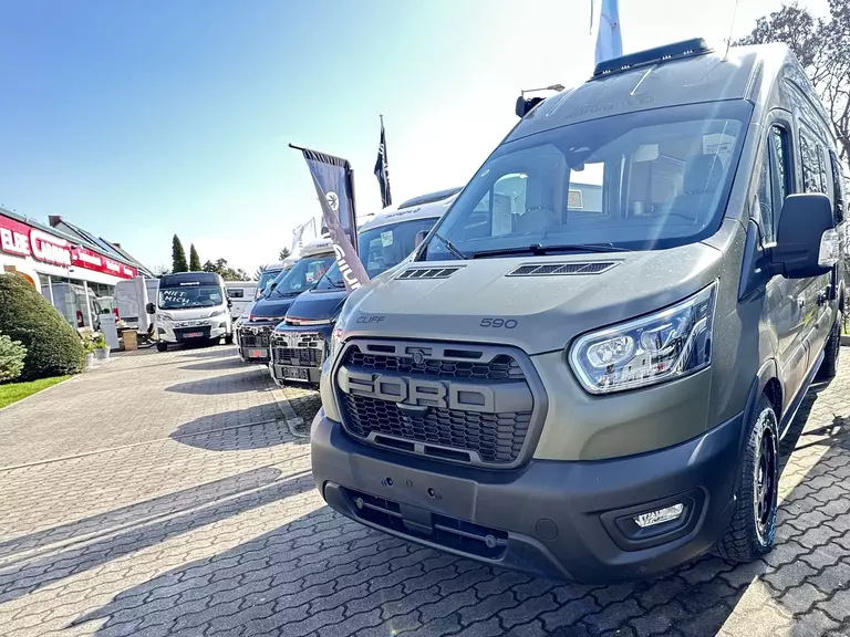 Sunlight A Cliff 590   4x4  5065  (2).JPG