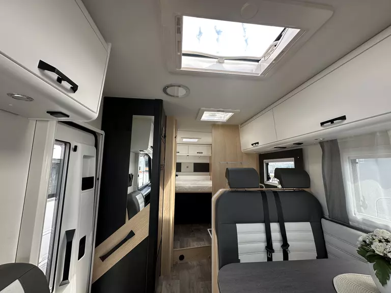 Sunlight I 69 L - 5226  Adv. (6).JPG