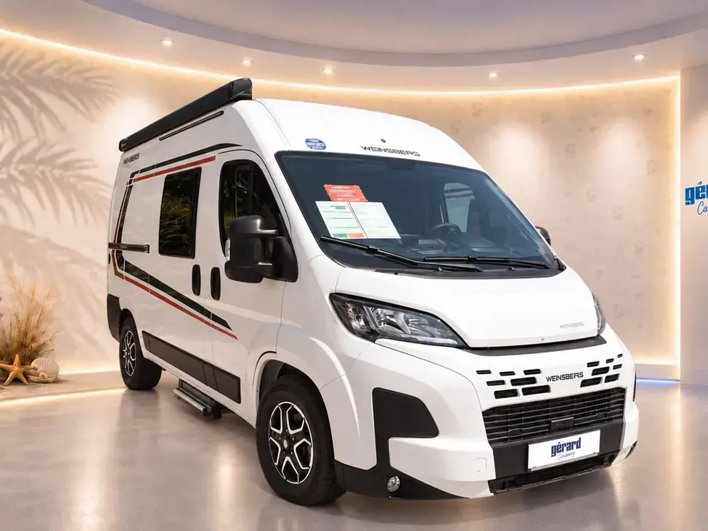 Lieferwagen im modernen Showroom.png
