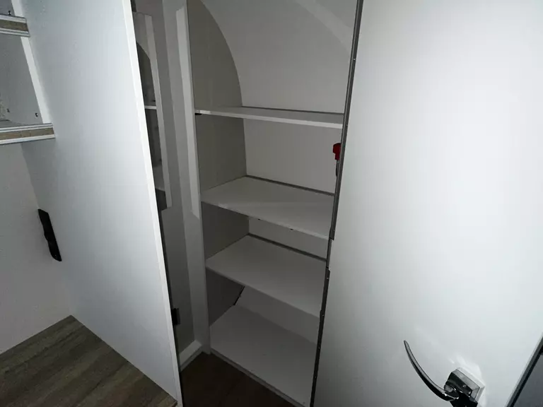 43099902.jpg