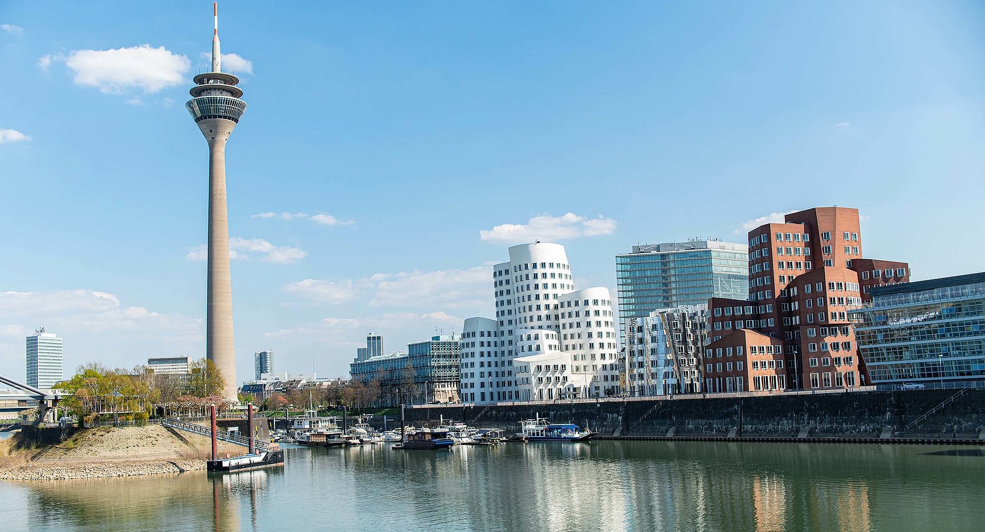 Stadtansicht von Düsseldorf mit vielen modernen Gebäuden. 