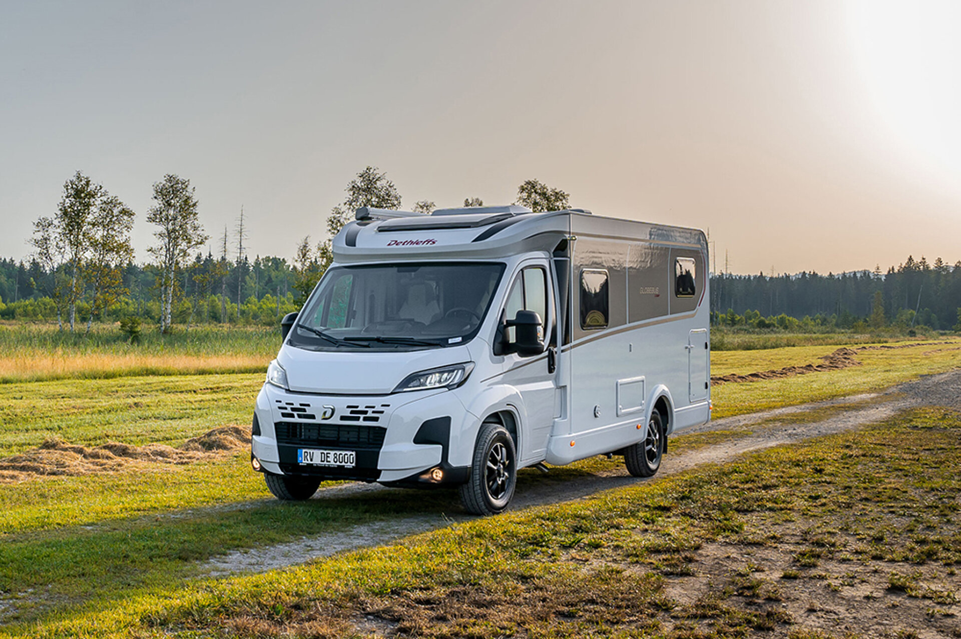 Dethleffs ist die Familienmarke für Freizeitfahrzeuge. Ein Wohnmobil von Dethleffs fährt über eine Wiese im Sonnenschein.