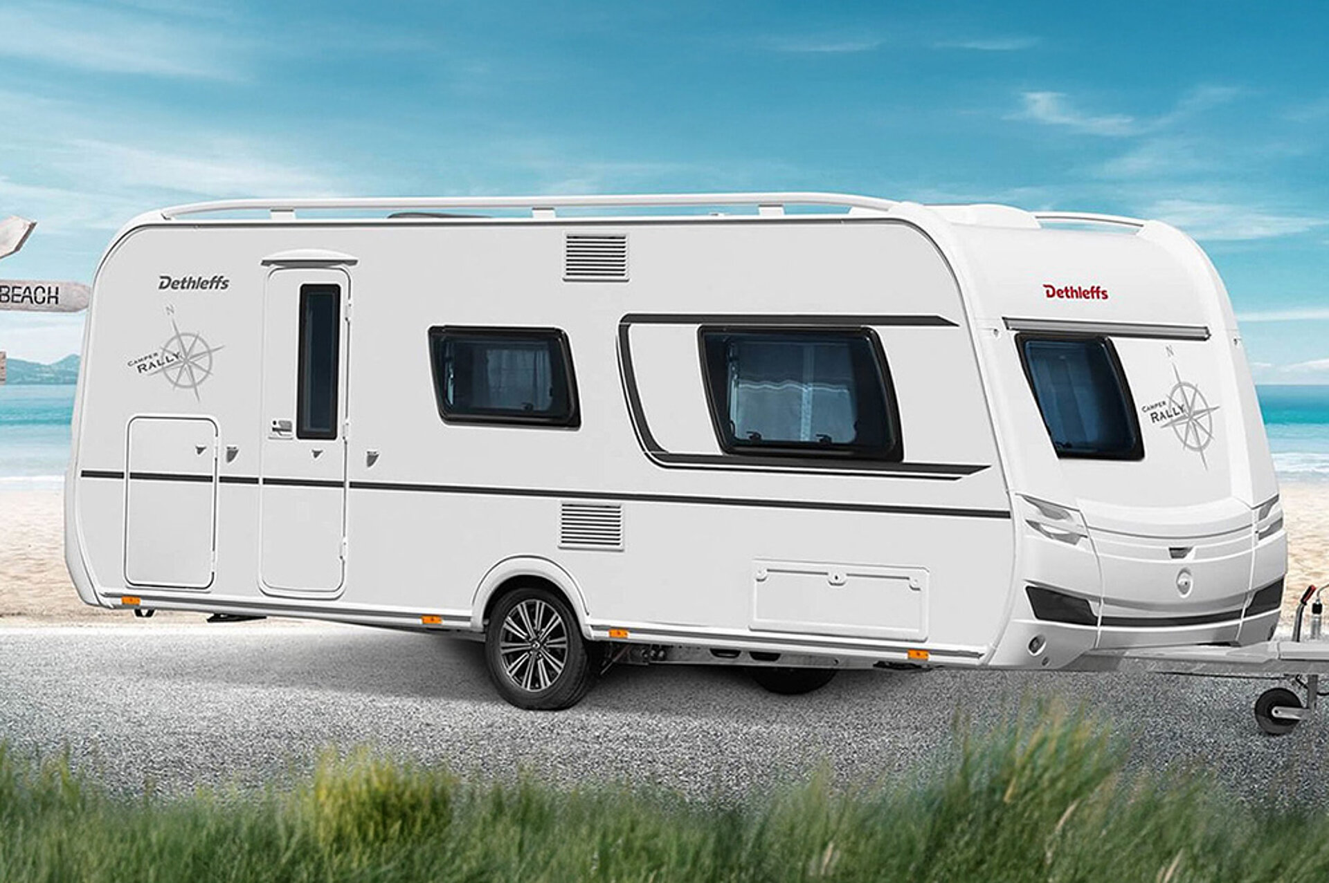 Entdecke das Sondermodell Dethleffs Camper Rally ICLINE+! Der Dethleffs Camper Rally ICLINE+ Caravan parkt am Strand neben einem Wegweiser.