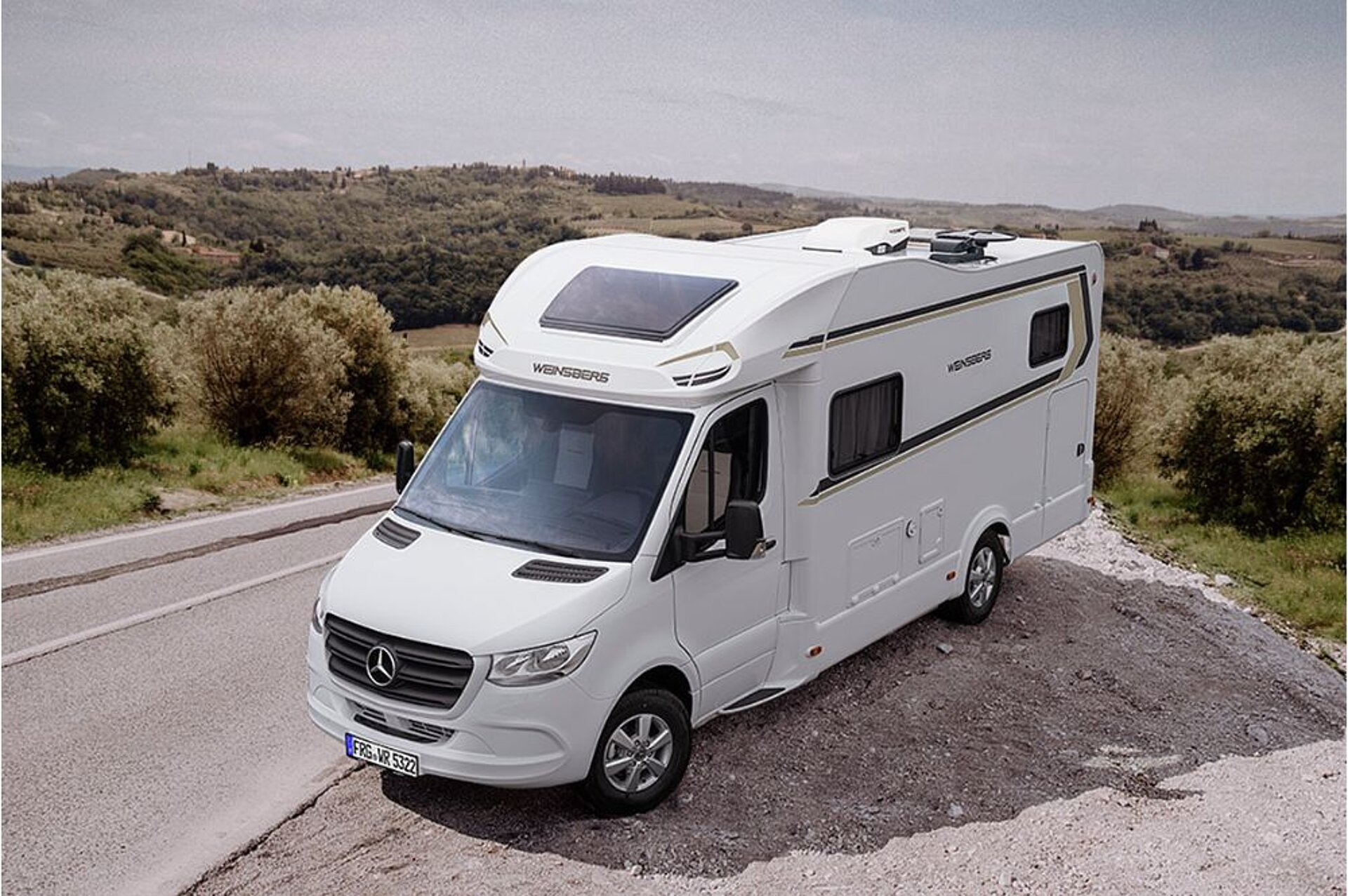 Ein Wohnmobil steht an der Seite einer Straße in der Landschaft