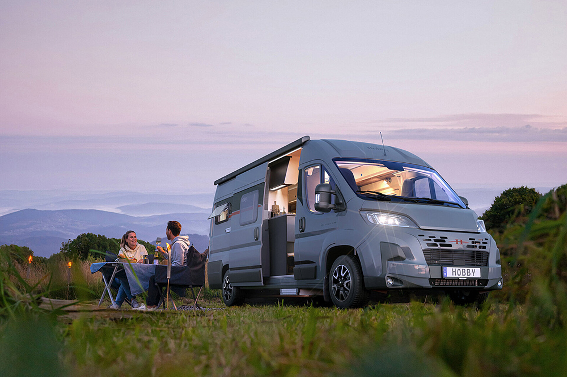 Hobby Van im Abendlicht 