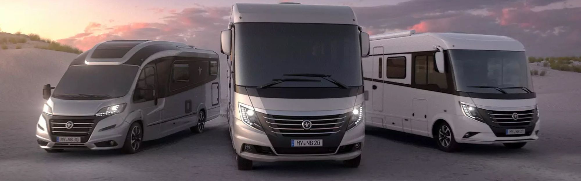 Wohnmobile in den Dünen während der Abendstimmung.
