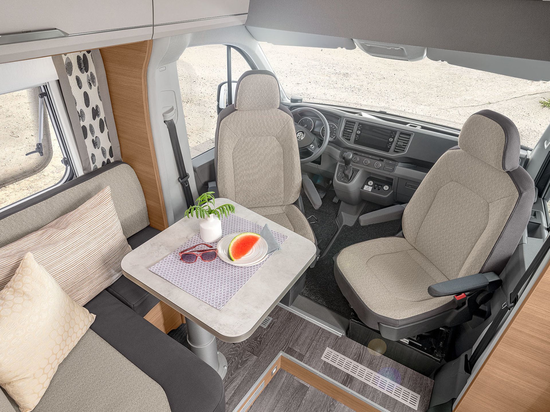 Die Sitzgruppe mit Tisch und das Fahrerhaus mit gedrehten Sitzen