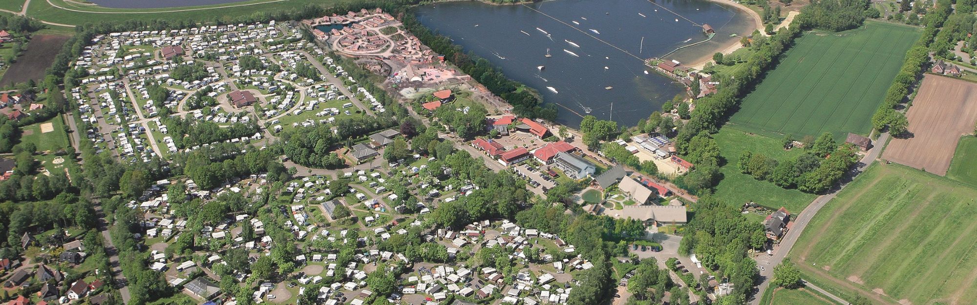 Luftaufnahme des Campingplatzes am See